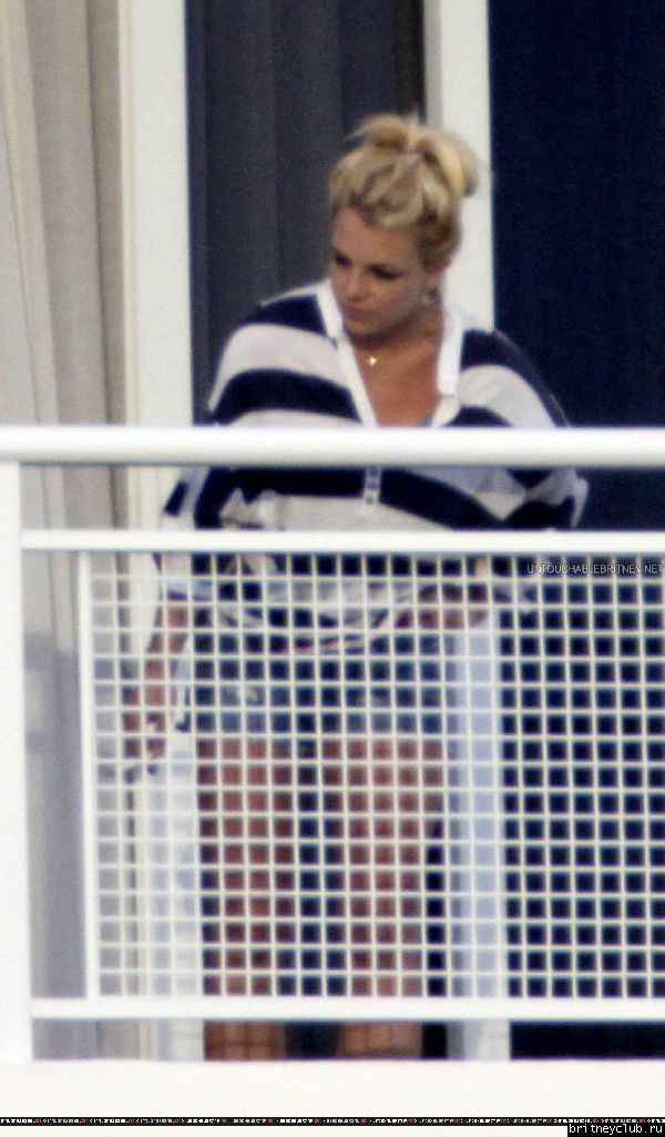 Бритни на балконе гостиничного номера в Майями28.jpg(Бритни Спирс, Britney Spears)