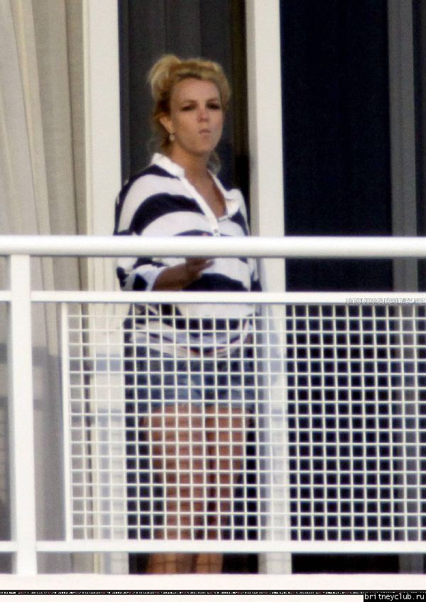 Бритни на балконе гостиничного номера в Майями29.jpg(Бритни Спирс, Britney Spears)