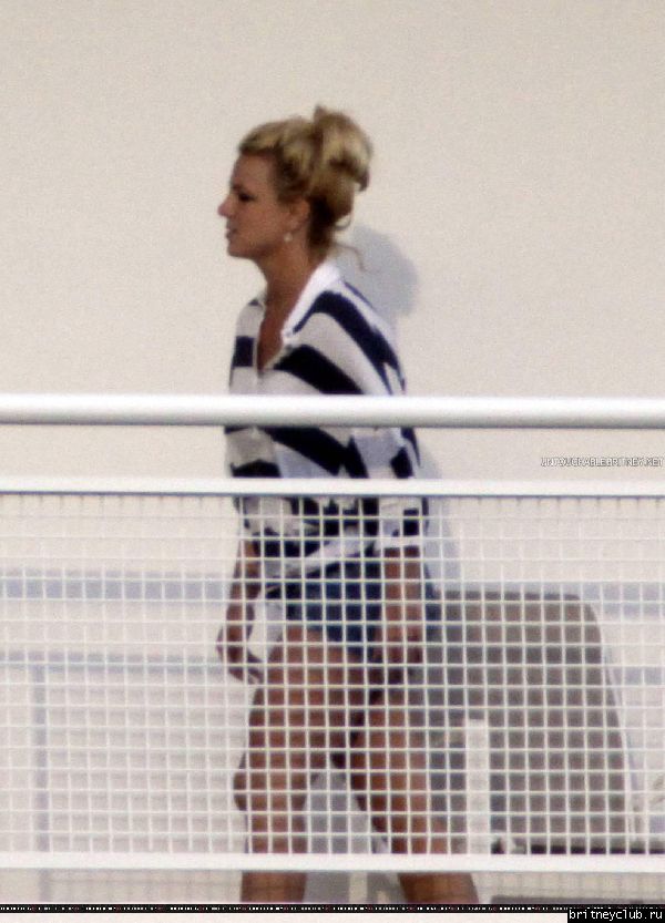 Бритни на балконе гостиничного номера в Майями30.jpg(Бритни Спирс, Britney Spears)