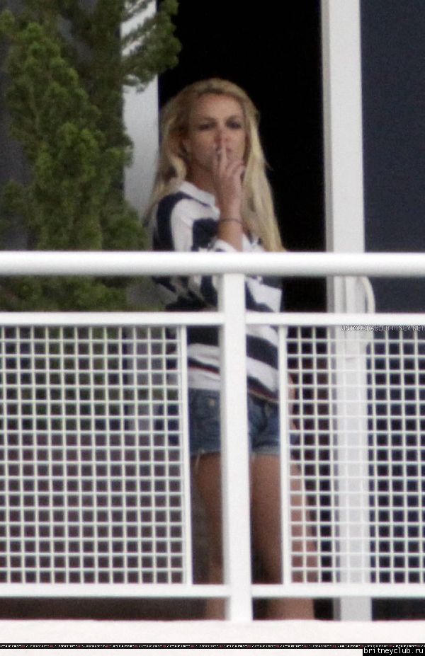 Бритни на балконе гостиничного номера в Майями32.jpg(Бритни Спирс, Britney Spears)