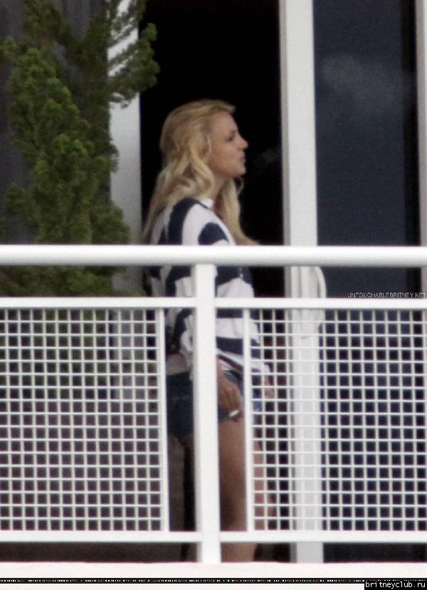 Бритни на балконе гостиничного номера в Майями34.jpg(Бритни Спирс, Britney Spears)