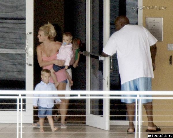 Бритни с детьми отдыхают у бассеина в отеле05.jpg(Бритни Спирс, Britney Spears)