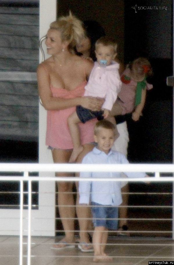 Бритни с детьми отдыхают у бассеина в отеле07.jpg(Бритни Спирс, Britney Spears)