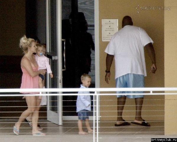 Бритни с детьми отдыхают у бассеина в отеле09.jpg(Бритни Спирс, Britney Spears)
