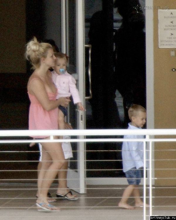 Бритни с детьми отдыхают у бассеина в отеле10.jpg(Бритни Спирс, Britney Spears)
