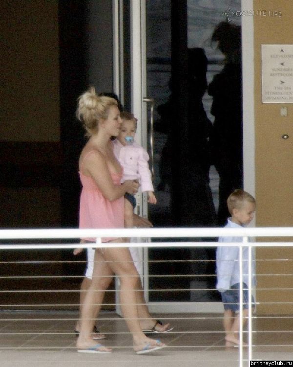 Бритни с детьми отдыхают у бассеина в отеле11.jpg(Бритни Спирс, Britney Spears)