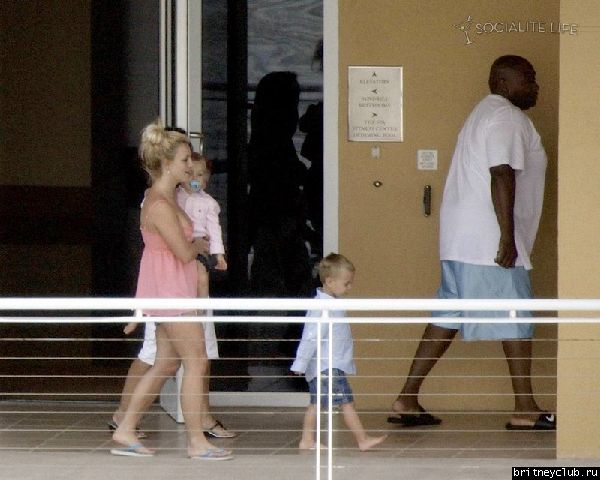 Бритни с детьми отдыхают у бассеина в отеле12.jpg(Бритни Спирс, Britney Spears)
