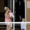 Бритни с детьми отдыхают у бассеина в отеле