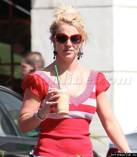 Бритни посещает Starbucks48.jpg(Бритни Спирс, Britney Spears)