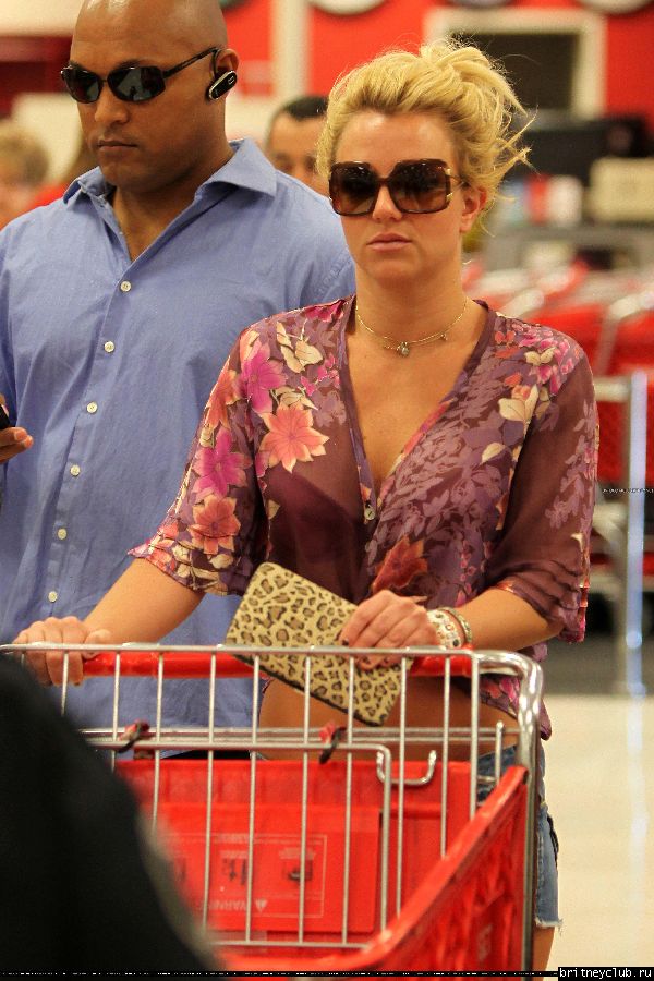 Бритни на шоппинге в Target026.jpg(Бритни Спирс, Britney Spears)