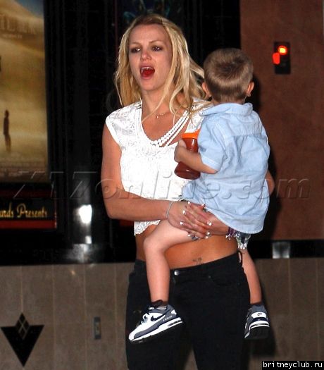 Бритни посещает кинотеатр15.jpg(Бритни Спирс, Britney Spears)