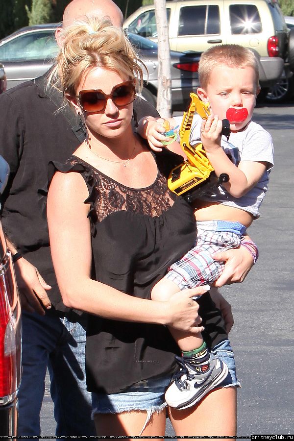Бритни с детьми направляется в кинотеатр46.jpg(Бритни Спирс, Britney Spears)