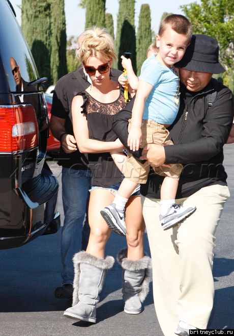 Бритни с детьми направляется в кинотеатр81.jpg(Бритни Спирс, Britney Spears)