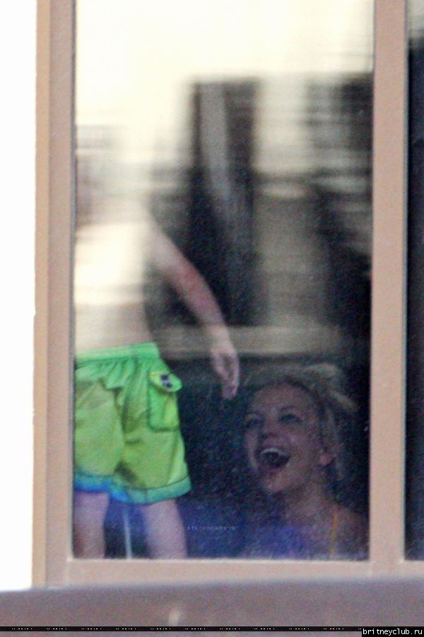 Бритни с детьми в бассеине10.jpg(Бритни Спирс, Britney Spears)
