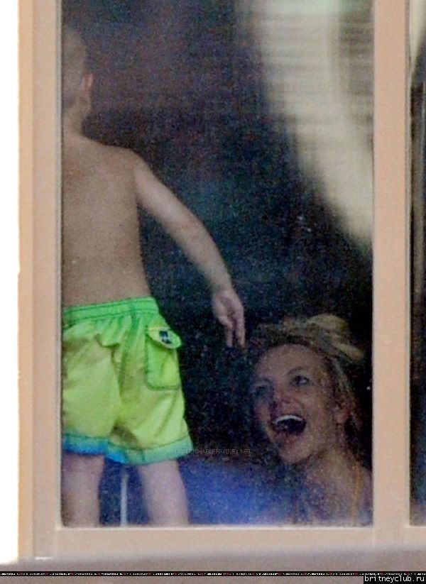 Бритни с детьми в бассеине16.jpg(Бритни Спирс, Britney Spears)