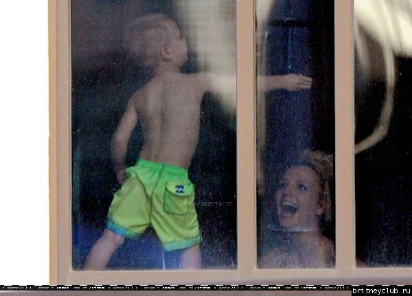 Бритни с детьми в бассеине19.jpg(Бритни Спирс, Britney Spears)