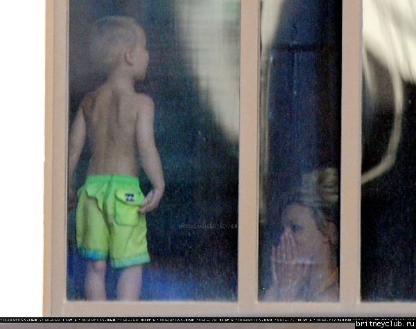 Бритни с детьми в бассеине31.jpg(Бритни Спирс, Britney Spears)