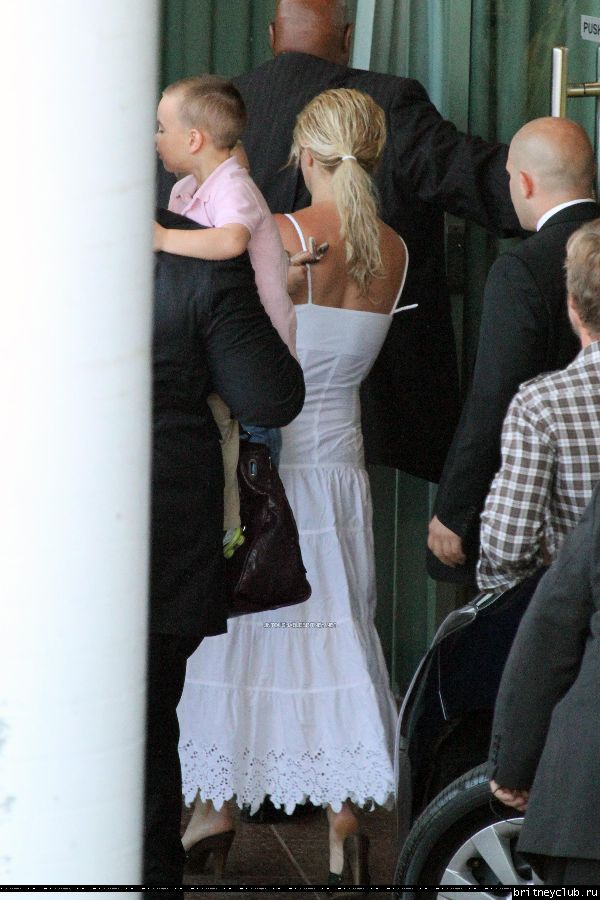 Бритни уезжает из отеля в Мельбруне19.jpg(Бритни Спирс, Britney Spears)