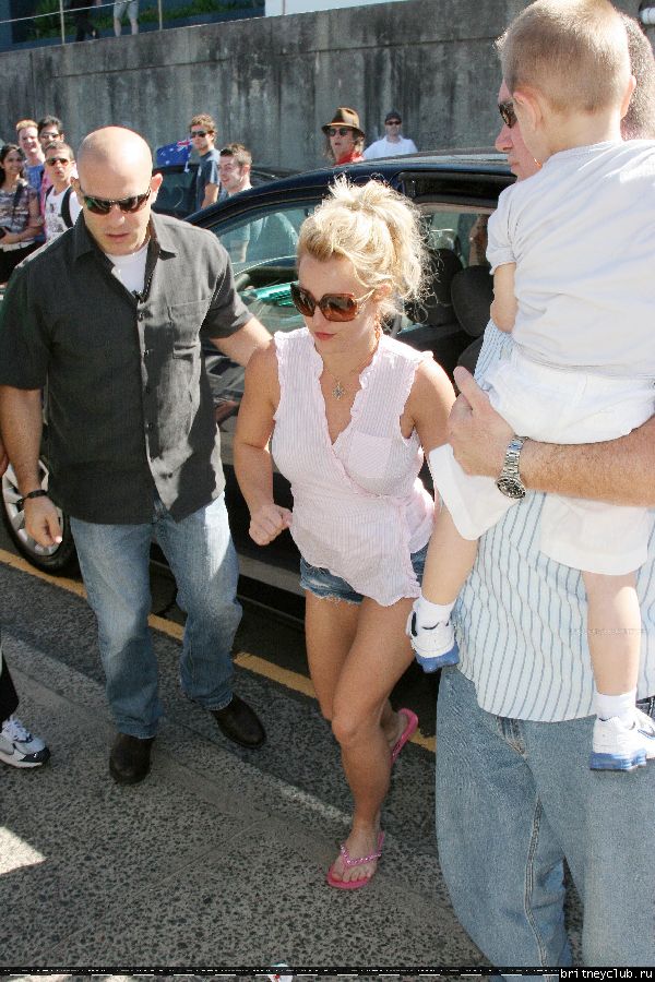 Бритни уезжает из ресторана Icebergs в Сиднее06.jpg(Бритни Спирс, Britney Spears)