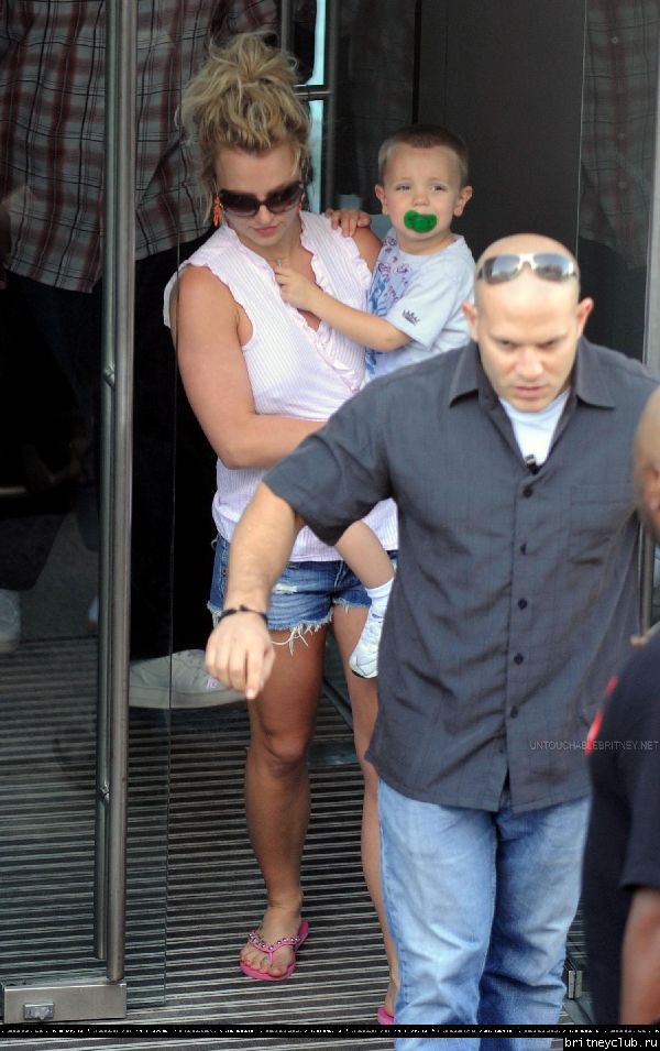 Бритни уезжает из ресторана Icebergs в Сиднее14.jpg(Бритни Спирс, Britney Spears)