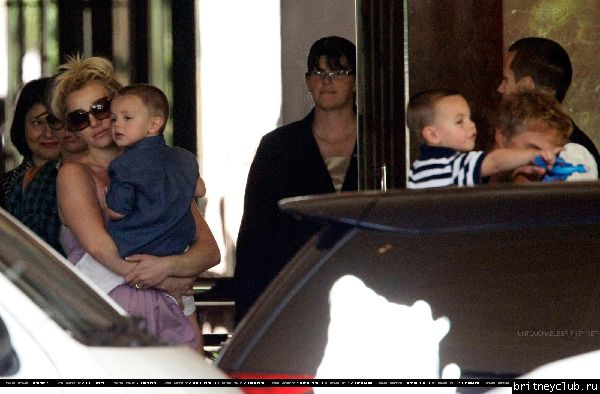 Бритни с детьми покидает отель в Мельбруне04.jpg(Бритни Спирс, Britney Spears)