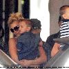 Бритни с детьми покидает отель в Мельбруне