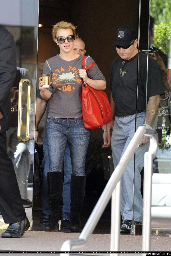 Бритни покидает отель в Аделаиде, Австралия01.jpg(Бритни Спирс, Britney Spears)