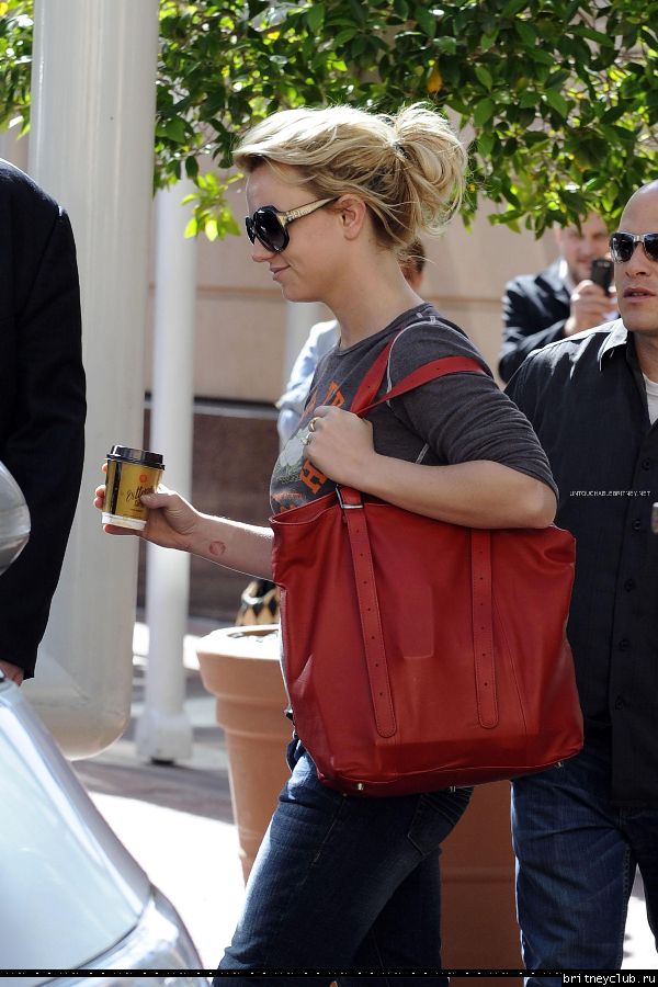 Бритни покидает отель в Аделаиде, Австралия08.jpg(Бритни Спирс, Britney Spears)