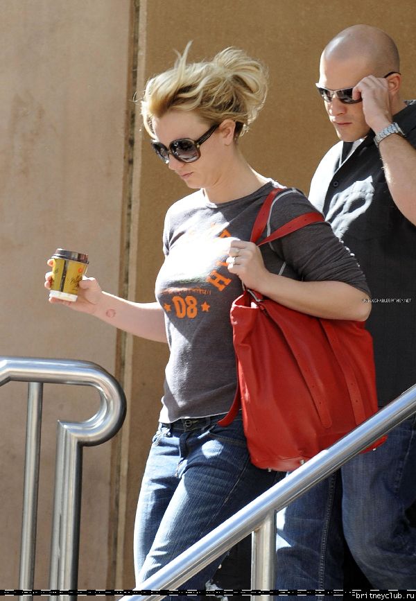 Бритни покидает отель в Аделаиде, Австралия13.jpg(Бритни Спирс, Britney Spears)