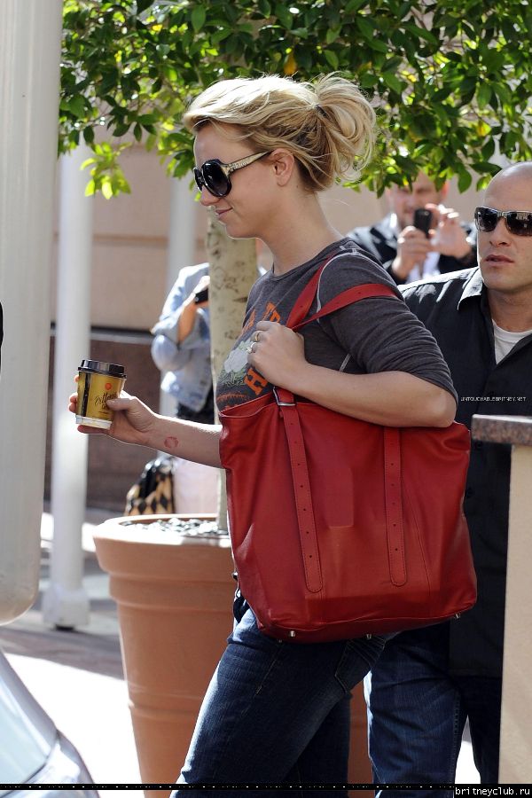 Бритни покидает отель в Аделаиде, Австралия16.jpg(Бритни Спирс, Britney Spears)