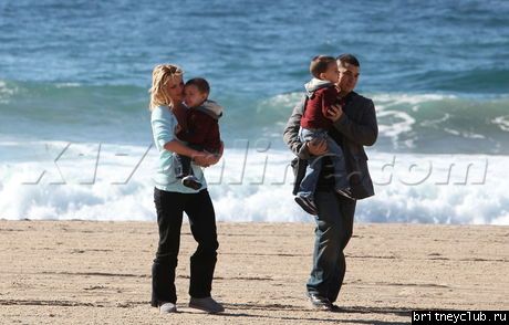 Бритни с мальчиками на пляже004.jpg(Бритни Спирс, Britney Spears)
