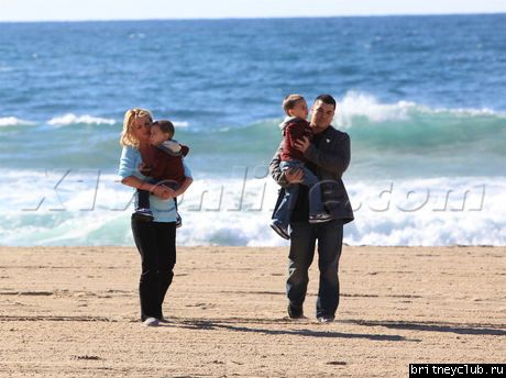 Бритни с мальчиками на пляже015.jpg(Бритни Спирс, Britney Spears)