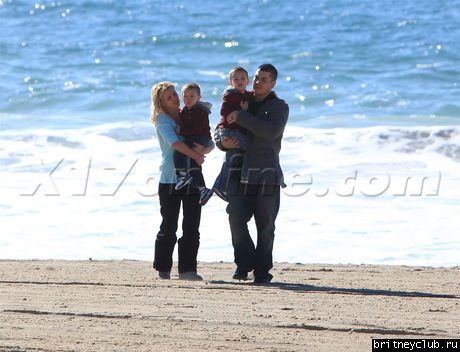 Бритни с мальчиками на пляже016.jpg(Бритни Спирс, Britney Spears)