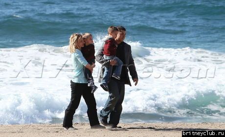 Бритни с мальчиками на пляже035.jpg(Бритни Спирс, Britney Spears)