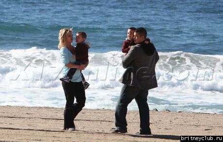 Бритни с мальчиками на пляже037.jpg(Бритни Спирс, Britney Spears)