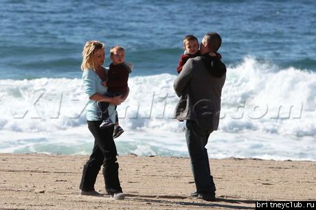 Бритни с мальчиками на пляже039.jpg(Бритни Спирс, Britney Spears)
