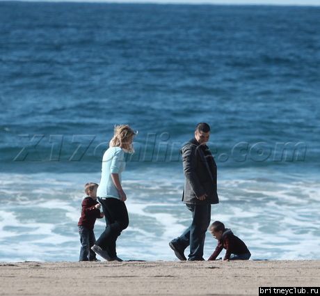 Бритни с мальчиками на пляже085.jpg(Бритни Спирс, Britney Spears)