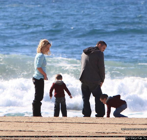 Бритни с мальчиками на пляже093.jpg(Бритни Спирс, Britney Spears)