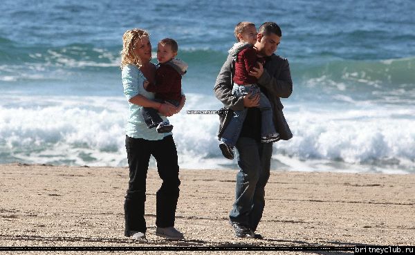 Бритни с мальчиками на пляже104.jpg(Бритни Спирс, Britney Spears)