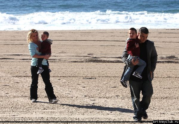 Бритни с мальчиками на пляже116.jpg(Бритни Спирс, Britney Spears)