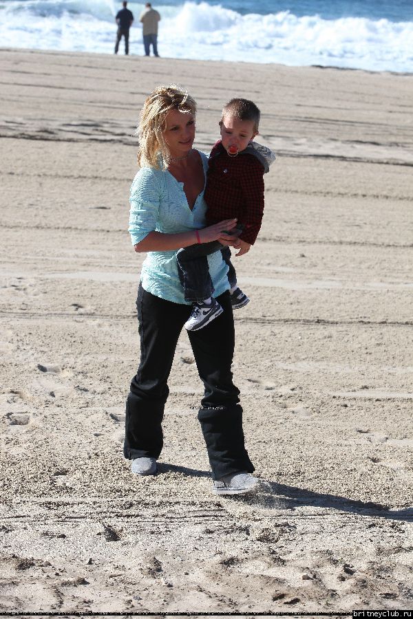 Бритни с мальчиками на пляже129.jpg(Бритни Спирс, Britney Spears)