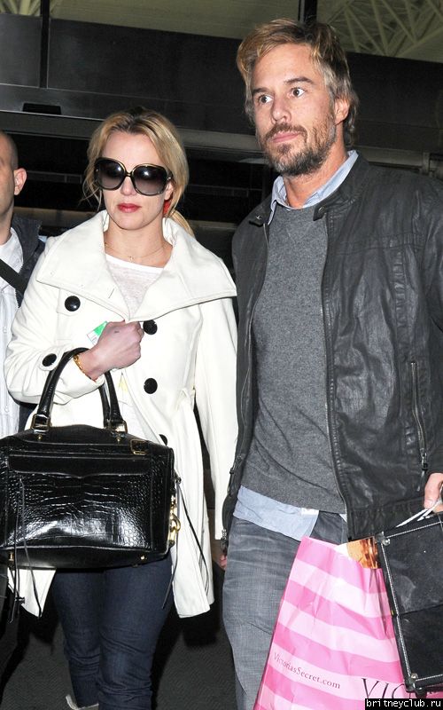 Бритни и Джейсон в аэропорту JFK08.jpg(Бритни Спирс, Britney Spears)