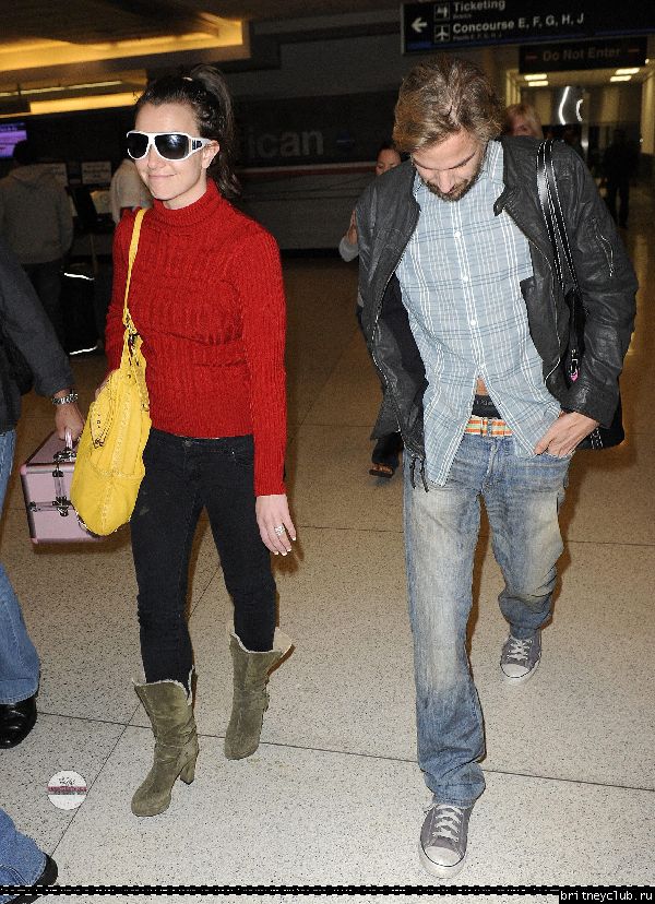 Бритни и Джейсон в аэропорту Майями15.jpg(Бритни Спирс, Britney Spears)