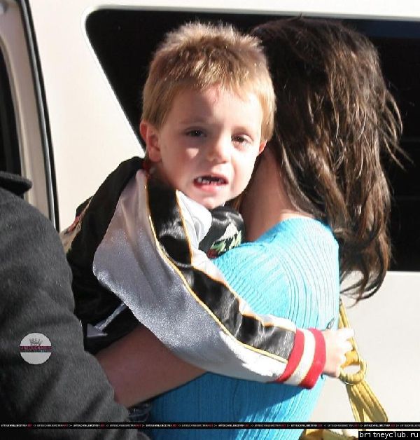 Бритни с детьми посещает медицинский центр27.jpg(Бритни Спирс, Britney Spears)