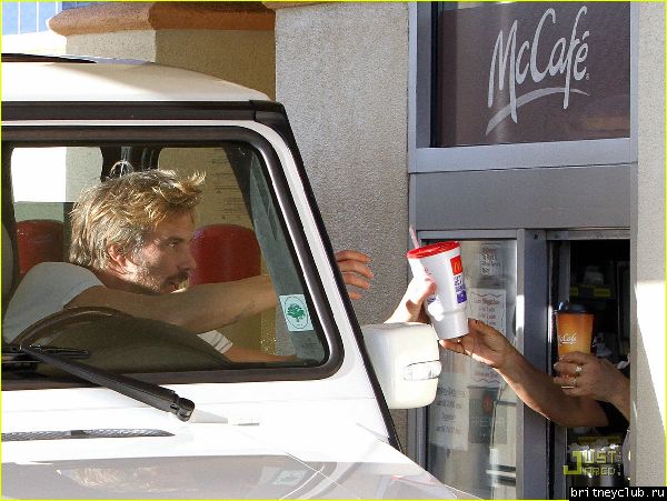 Бритни и Джейсон посещают McDonald