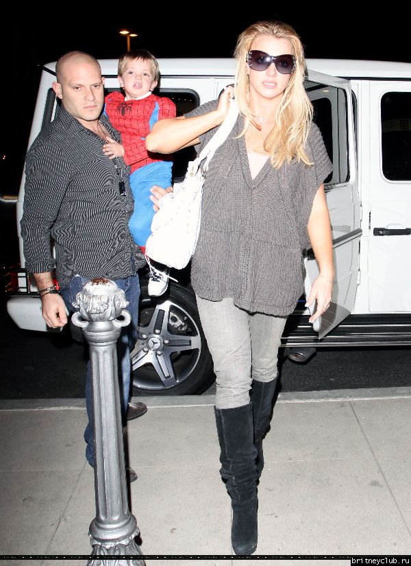 Бритни с семьей посещает кинотеатр07.jpg(Бритни Спирс, Britney Spears)