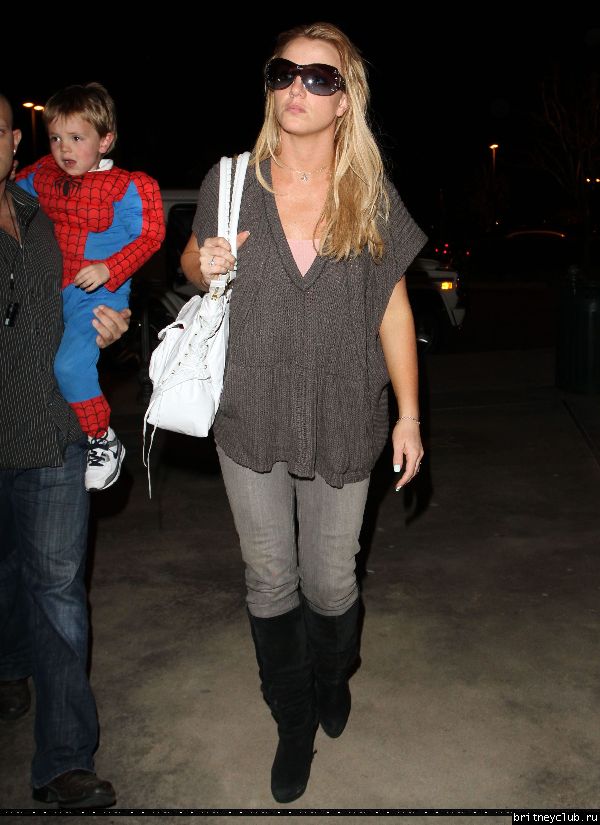 Бритни с семьей посещает кинотеатр10.jpg(Бритни Спирс, Britney Spears)
