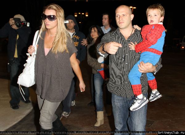 Бритни с семьей посещает кинотеатр14.jpg(Бритни Спирс, Britney Spears)
