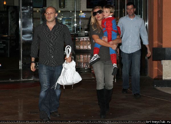 Бритни с семьей посещает кинотеатр16.jpg(Бритни Спирс, Britney Spears)