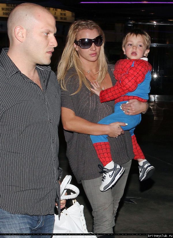 Бритни с семьей посещает кинотеатр18.jpg(Бритни Спирс, Britney Spears)